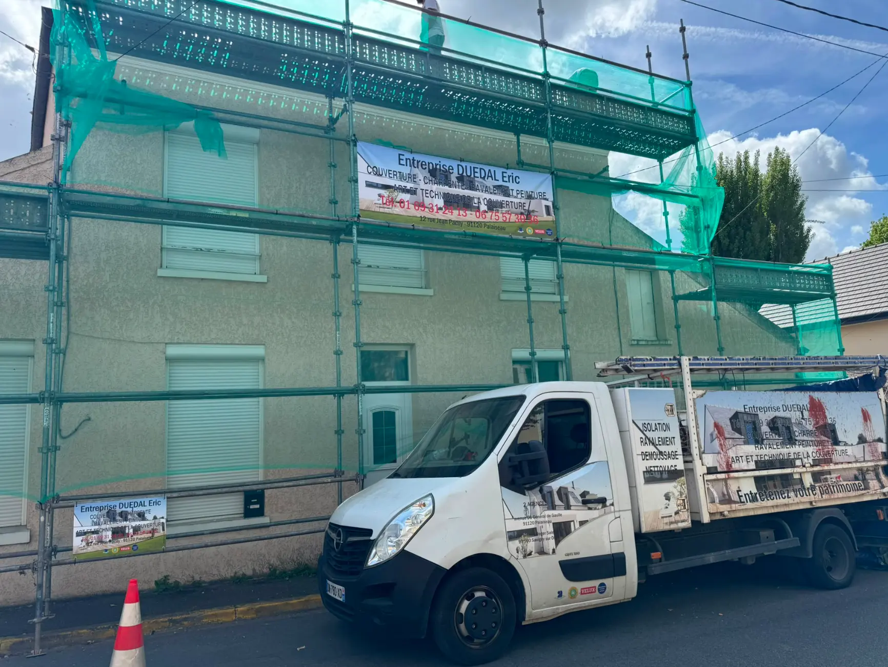 Chantier de ravalement de façade avec échafaudage Entreprise Duedal Éric