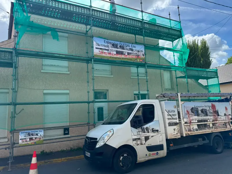 Chantier de ravalement de façade avec échafaudage Entreprise Duedal Éric